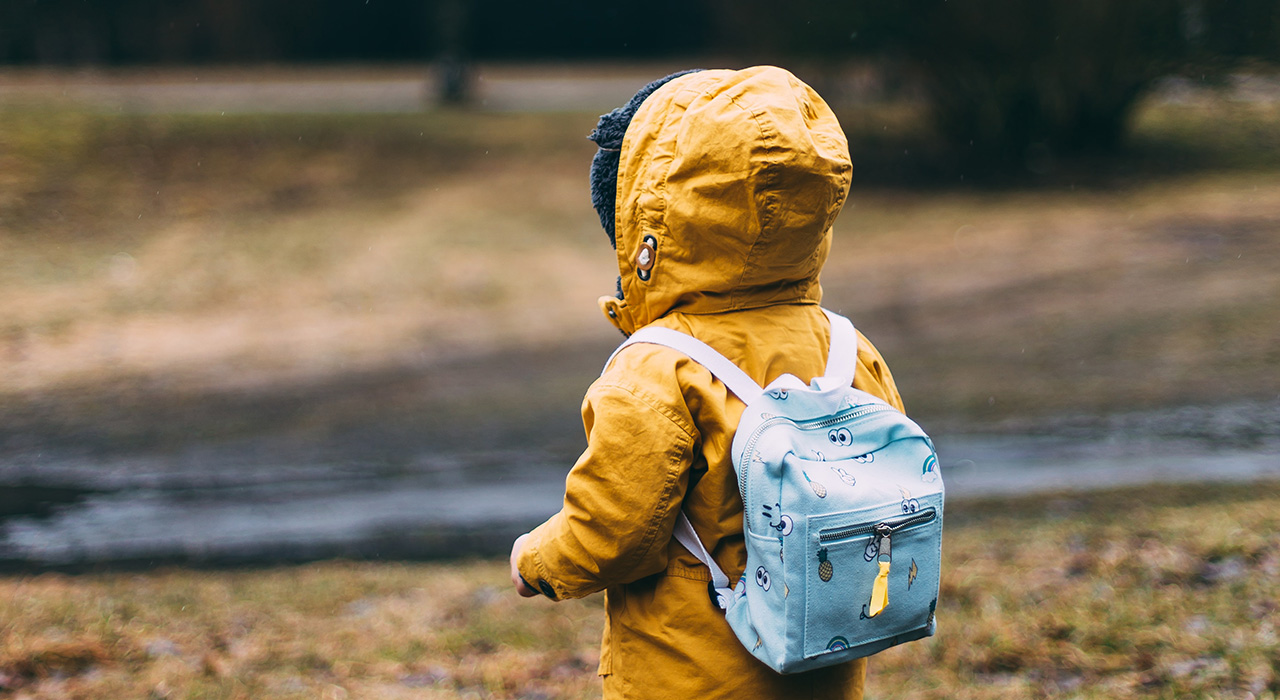 ett barn med ryggsäck>